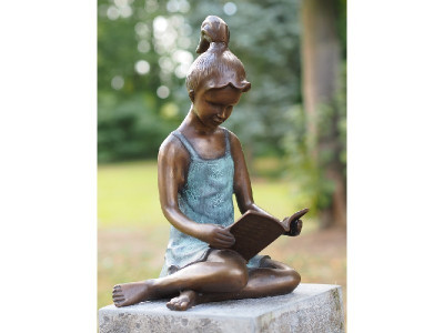 Grande fille lisant - Statue en bronze