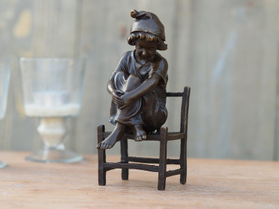 Fille assise sur chaise - Statue en bronze