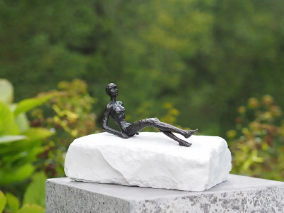 Bronze sur pierre naturelle 'Détente' - Statue en bronze