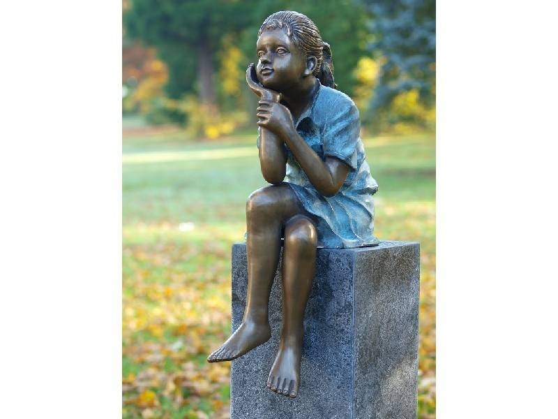 Statue en bronze : Fille Assise Pensive