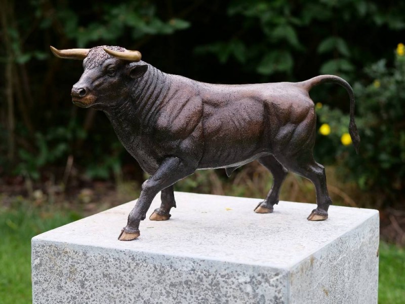 Statue en bronze : Taureau