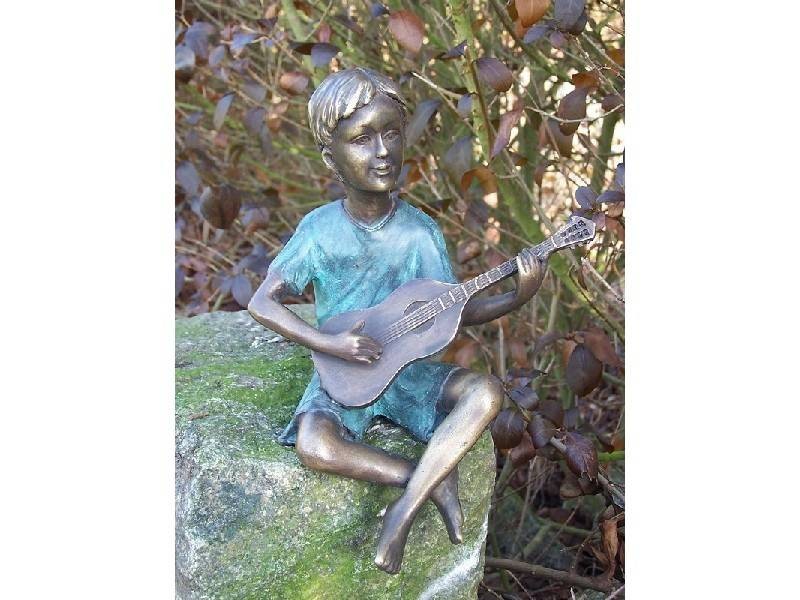 Statue en bronze : Garçon Guitariste