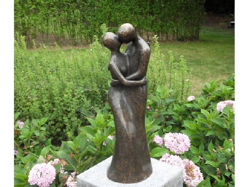 Statue en bronze : Couple moderne au Baiser