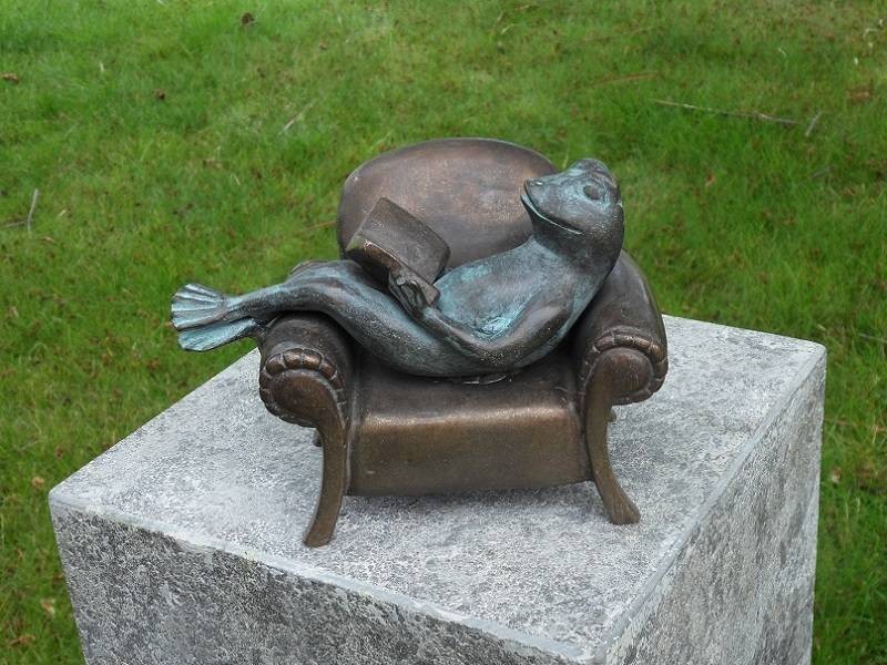 Statue en bronze : Grenouille lisant dans son fauteuil