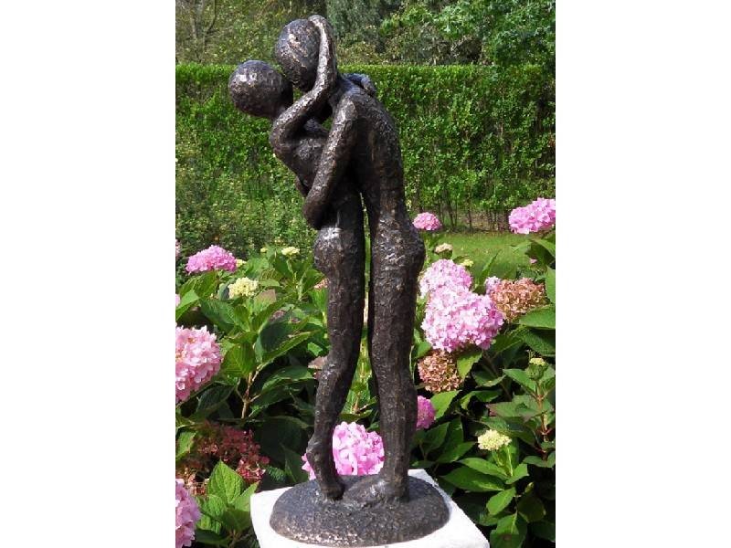 Statue en bronze : Couple enlacé moderne