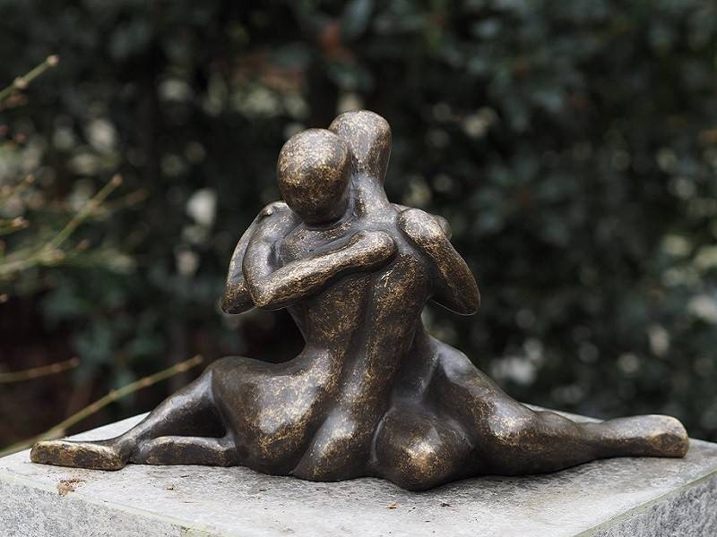Statue en bronze : Couple d amour moderne s étreint