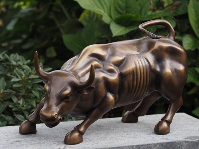 Statue en bronze : Taureau qui combat