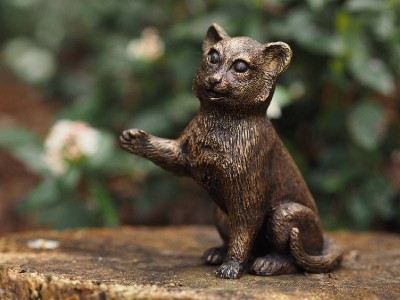 Statue en bronze : Chat assis joueur