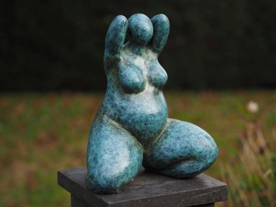 Statue en bronze : Femme Style Botero à genoux