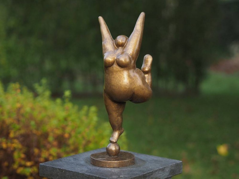 Statue en bronze : Femme Style Botero jaune