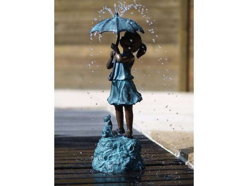 Statue en bronze : Fille sous parapluie fontaine